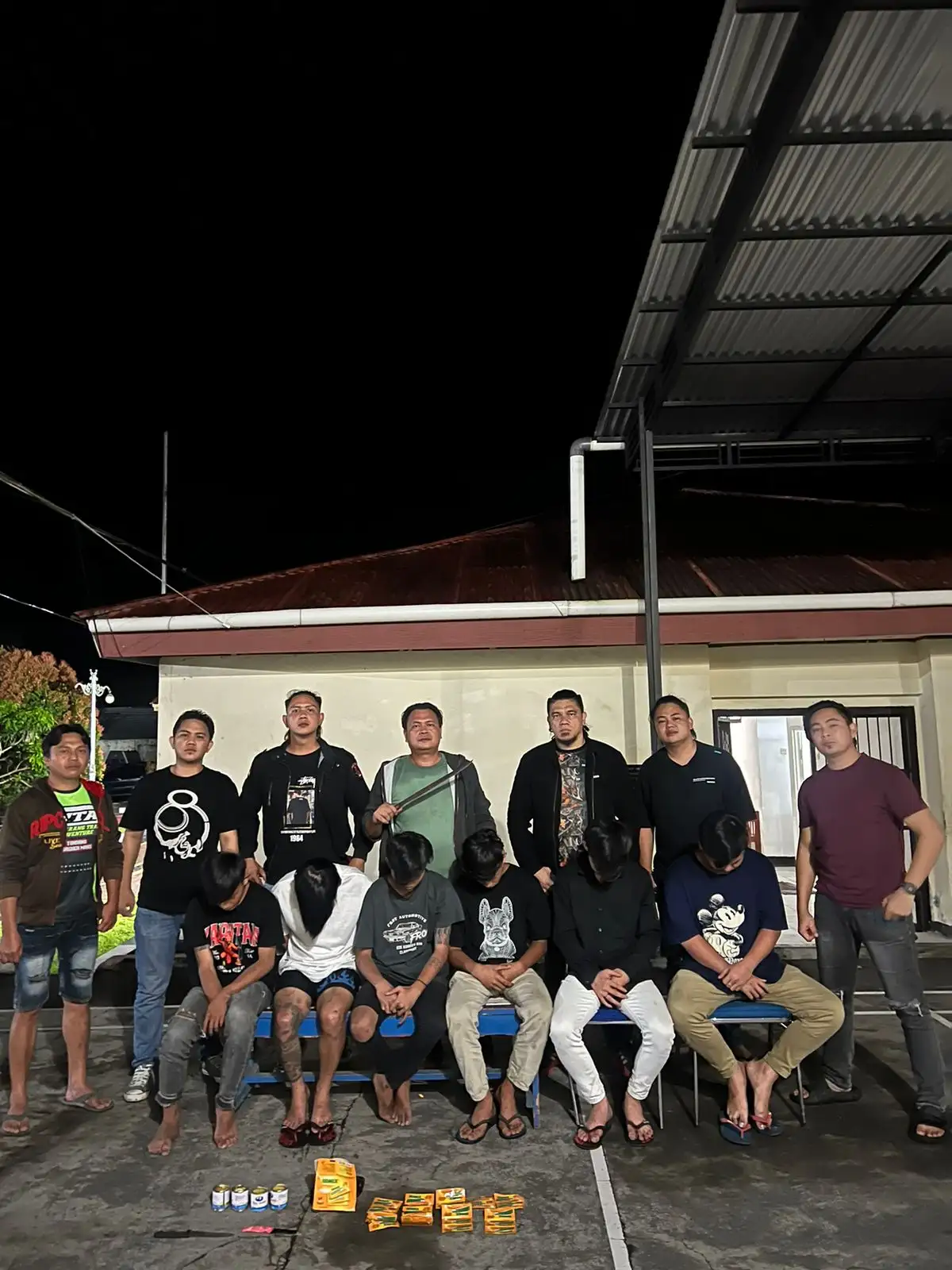 Enam remaja diamankan tim resmob polres minahasa, diduga konsumsi komix dan lem eha bond serta bawa sajam